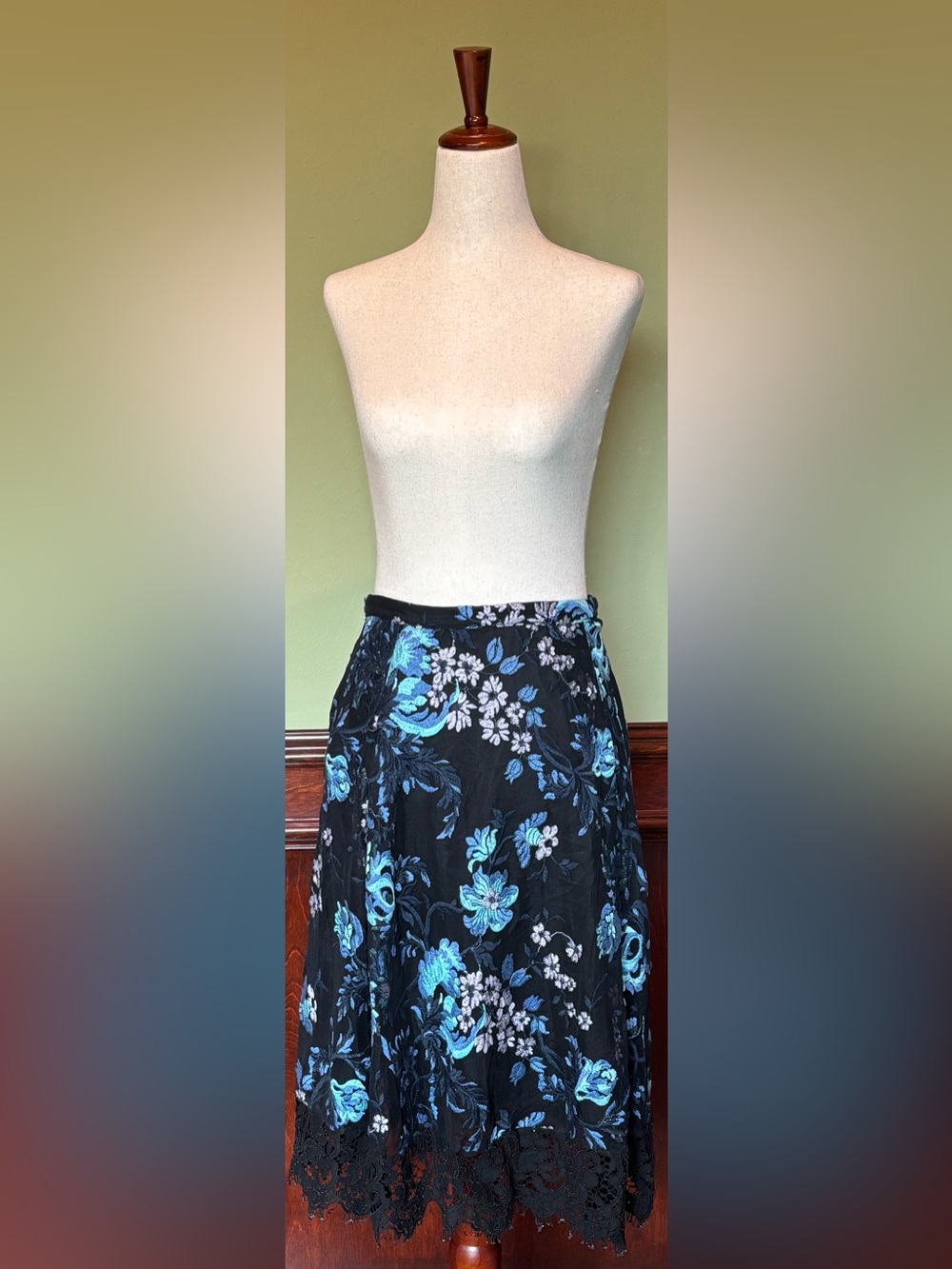 Black Floral Lace-Hem Midi Skirt - Blue Floral Print